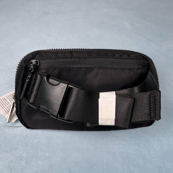 Lululemon Crossbody Belt Bag Black - NEW 1L Everywhere Designed for True Freedom - Picture 5 of 5